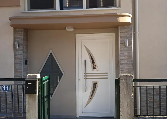 Thanias's 1 Apartment *